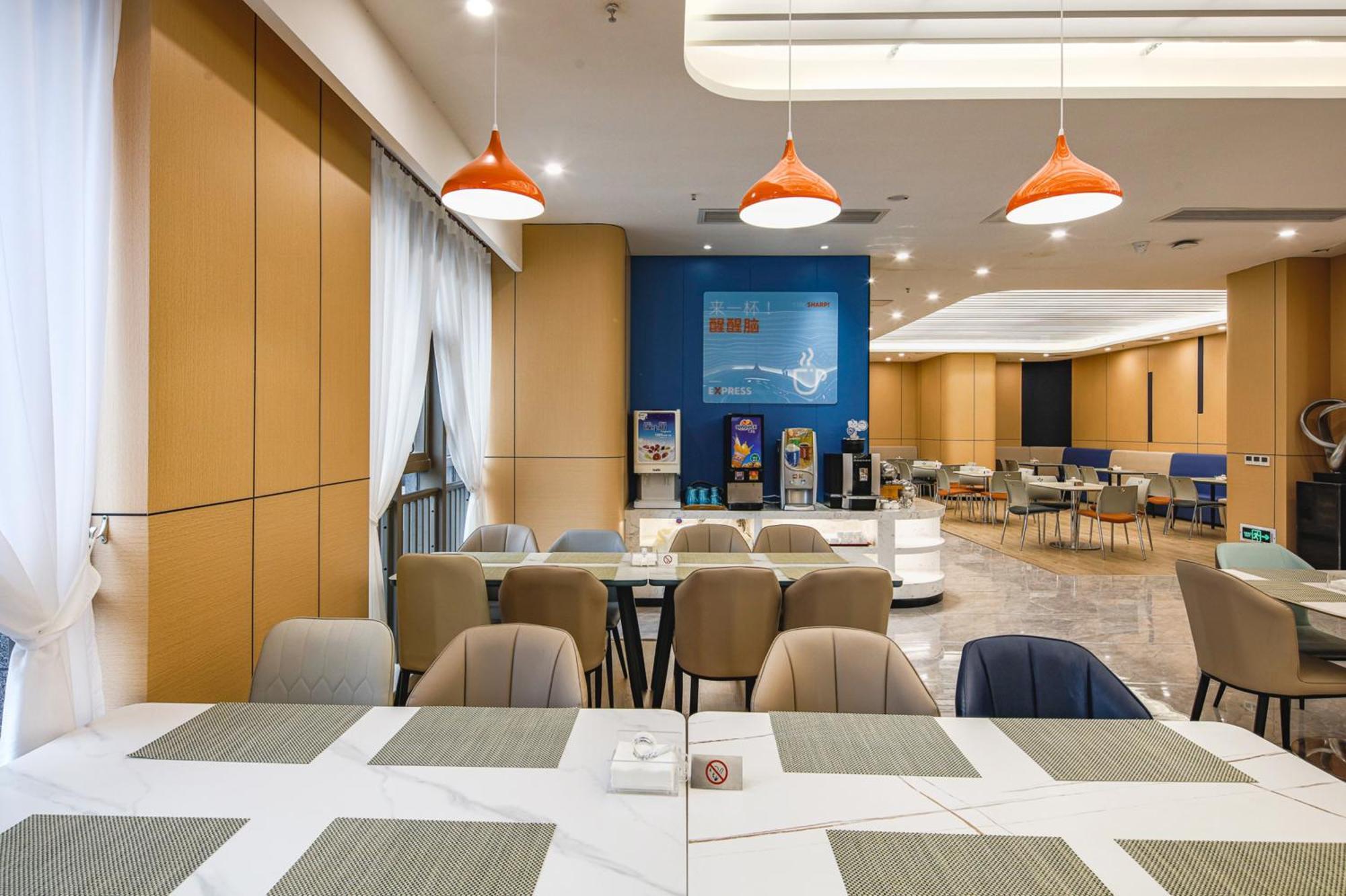 Holiday Inn Express Chongqing Guanyinqiao By Ihg Exterior photo